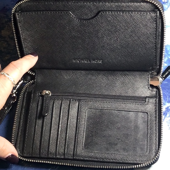 MICHAEL KORS NEW Wristlet Jet Set  Perforated Exterior - Picture 2 of 8